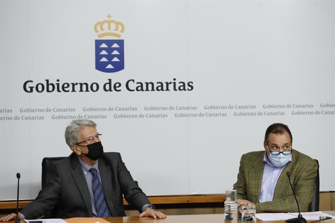 El portavoz del Gobierno de Canarias, Julio Pérez, y el consejero de Sanidad, Blas Trujillo, en la rueda de prensa posterior al Consejo de Gobierno
