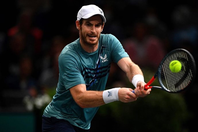 Archivo - 01 November 2021, France, Paris: British tennis player Andy Murray in action against Germany's Dominik Koepfer during their men's singles tennis match on day one of the ATP Paris Masters at The AccorHotels Arena in Paris. Photo: Christophe Arc