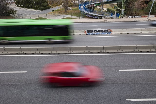 Dos vehículos circulan en la autovía A-6, a 23 de diciembre de 2021, en Madrid (España)