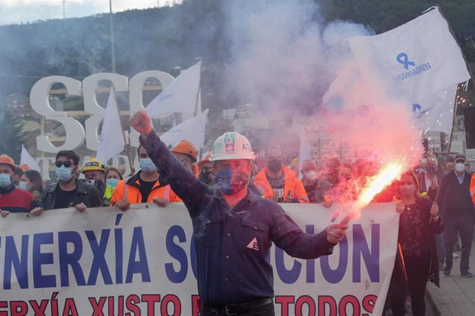 Archivo - Un hombre sostiene una bengala en una manifestación por el futuro industrial de A Mariña, a 17 de octubre de 2021, en Viveiro, Lugo (Galicia). Viveiro acoge este domingo una manifestación convocada por los sindicatos CCOO, UGT y CIG para deman