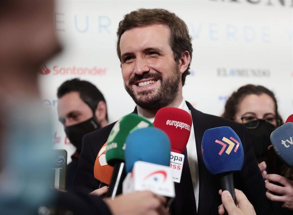 El presidente del PP, Pablo Casado, ofrece declaraciones a los medios, a su llegada al ciclo 'Europa verde y digital', en el Westin Palace de Madrid, a 20 de diciembre de 2021, en Madrid (España). 