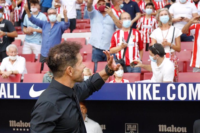 Archivo - Diego Pablo Simeone, técnico del Atlético, saluda a los aficionados del Atlético en el Wanda Metropolitano