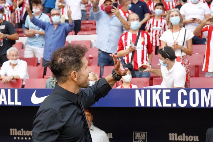 Archivo - Diego Pablo Simeone, coach of Atletico de Madrid, saludates to the fans during spanish league, La Liga Santander, football match played between Atletico de Madrid and Elche CF at Wanda Metropolitano Stadium on August 22, 2021, in Madrid, Spain.