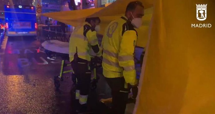 Sanitarios del Samur-Protección Civil intervienen en un accidente.