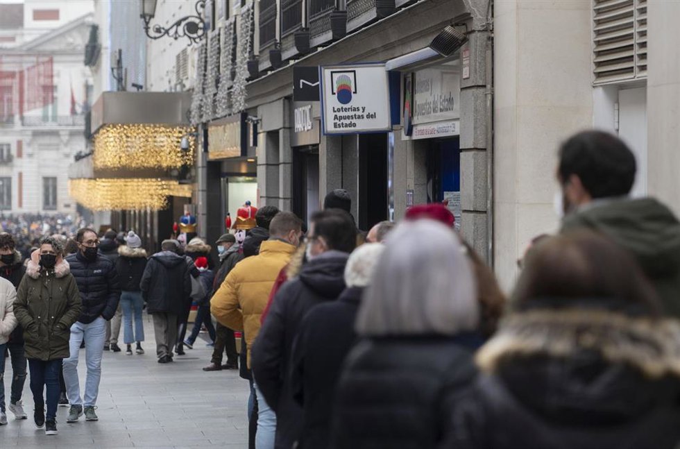 Varias personas hacen cola en la Administración de Loterías 'El jorobado de la suerte' cuando quedan menos de tres semanas para el Sorteo Extraordinario de la Lotería de Navidad, a 7 de diciembre de 2021, en Madrid (España).