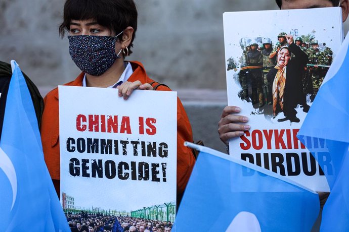 Archivo - 01 October 2021, Turkey, Ankara: Protesters hold placards and Uyghur flags during a protest against China's human rights violations, at Ulus Square. Photo: Tunahan Turhan/SOPA Images via ZUMA Press Wire/dpa