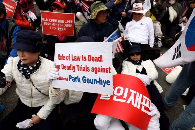Varios manifestantes a favor de la expresidenta Park Geun Hye.