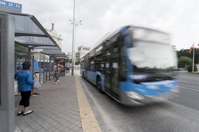 Archivo - Un autobús de la Empresa Municipal de Transportes (EMT), pasa por una marquesina de la plaza de Cibeles.