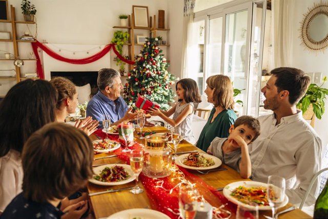 Archivo - Familia reunida en la comida de Navidad.