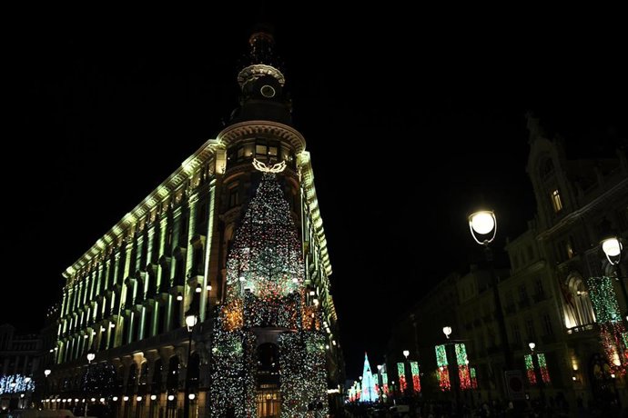 Edificio iluminado en el centro de Madrid 