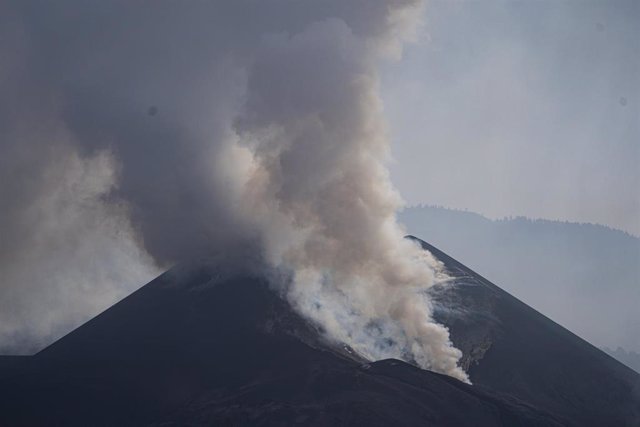 Nube de humo del volcán de Cumbre Vieja, a 24 de noviembre de 2021, en Los Llanos de Aridane, Santa Cruz de Tenerife, Canarias, (España). El volcán de Cumbre Vieja, que el pasado 19 de septiembre comenzó a rugir, ha destrozado ya una superficie de más de 