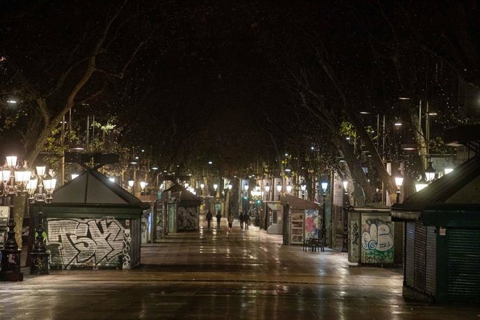 La Rambles buida després del toc de queda a la ciutat, a 24 de desembre de 2021, a Barcelona, Catalunya (Espanya). Avui es posa en vigor la mesura proposada pel Govern catal i avalada pel Tribunal Superior de Justícia de Catalunya (TSJC) d'apl