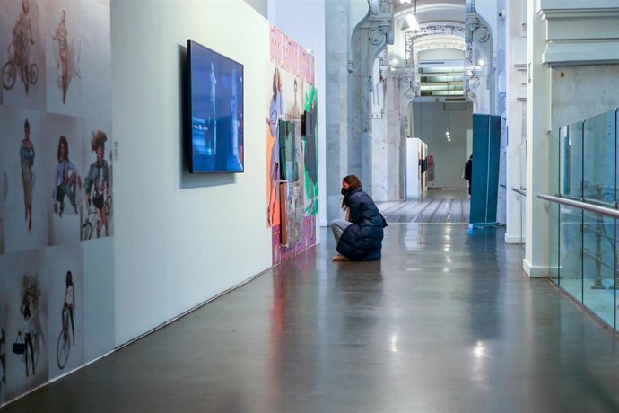 Archivo - Una visitante en la exposición audiovisual #FireTalkWithMe en el centro cultural CentroCentro, en Madrid.