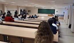 Archivo - Imagen de archivo del examen de unas oposiciones de la Junta de Andalucía.