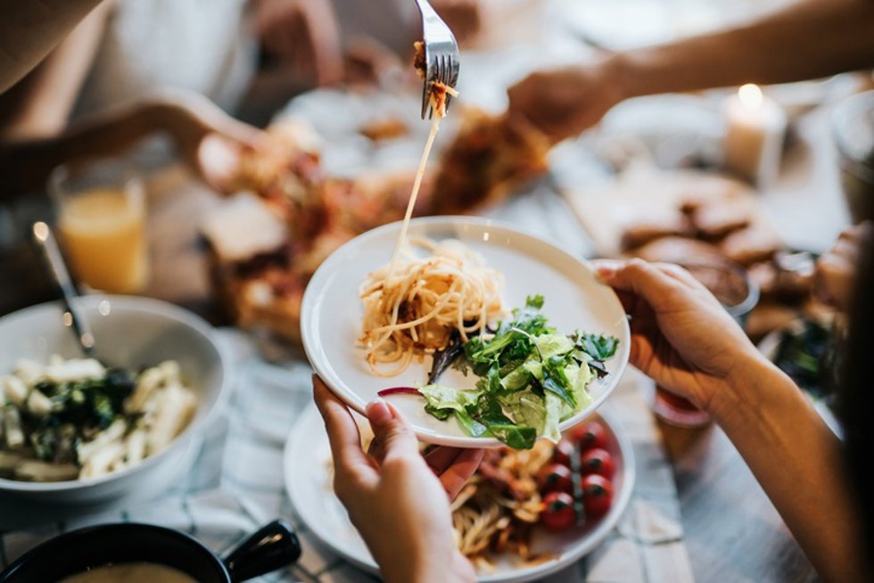 Archivo - Es necesario hablar antes normas como no coger de plato de otra persona