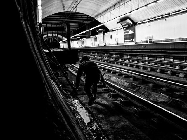 El grafitero Lose en las vías del Metro