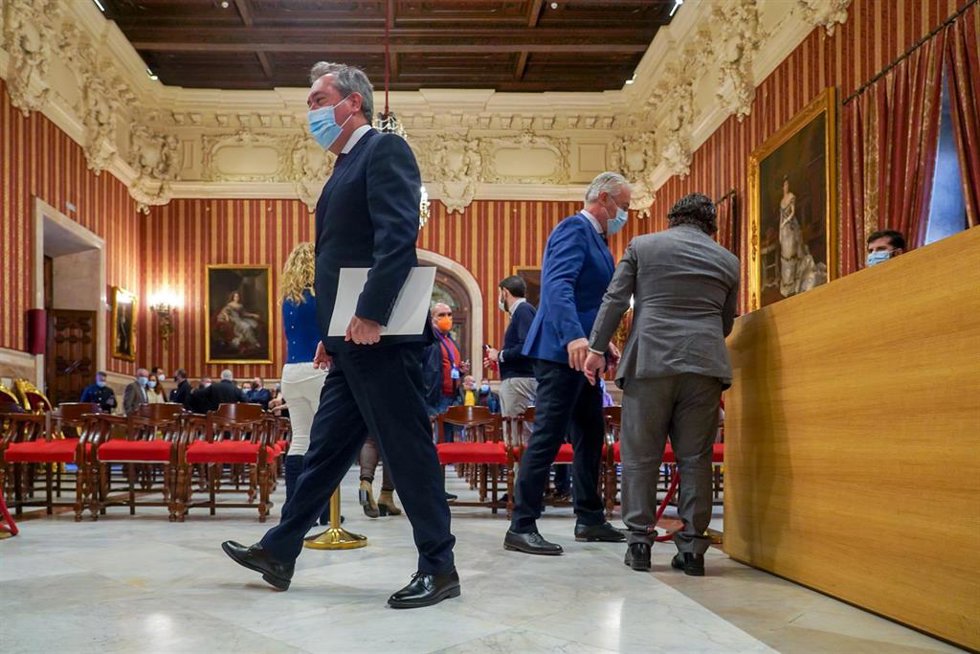 El alcalde de Sevilla, Juan Espada en el pleno  extraordinario del Ayuntamiento de Sevilla para dar cuenta de la renuncia la Alcaldía a 20 de diciembre 2021 en Sevilla (Andalucía)