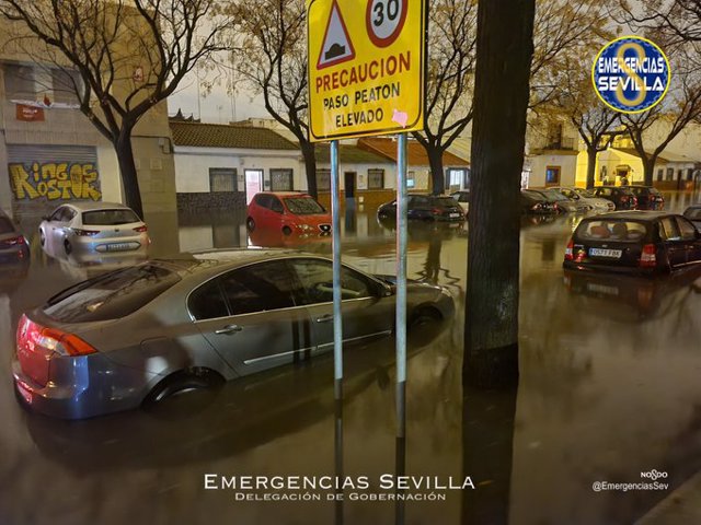 Calle anegada en Sevilla capital por las fuertes lluvias