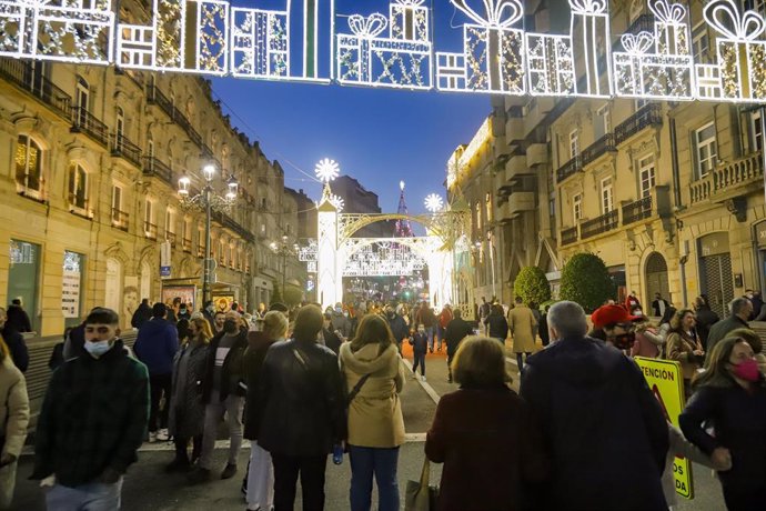 Un grupo de personas observa el encendido navideño tras varios días de lluvia, a 12 de diciembre de 2021, en Vigo, Galicia (España). La Agencia Estatal de Meteorología (AEMET) espera que el tiempo se estabilice este domingo, cuando irán remitiendo las p
