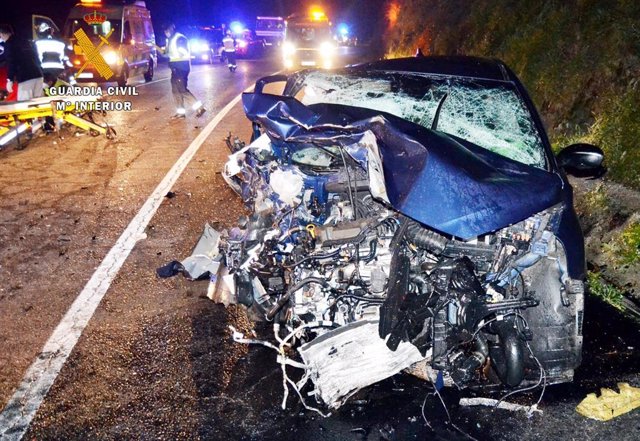 Estado de uno de los coches implicados en el accidente de Santa María de Cayón