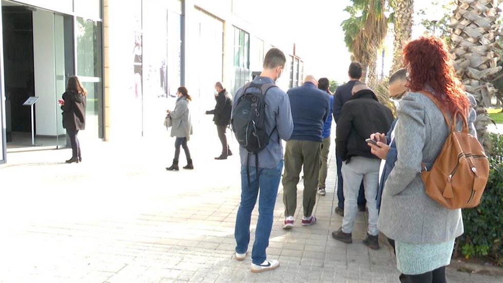 Cola a la puerta de un c entro sanitario de Valencia para realizarse una PCR
