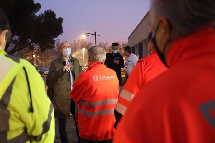 El alcalde de Zaragoza, Jorge Azcón, ha deseado una feliz Navidad a todos los zaragozanos en su visita a los servicios esenciales de guardia en Nochebuena, como los bomberos