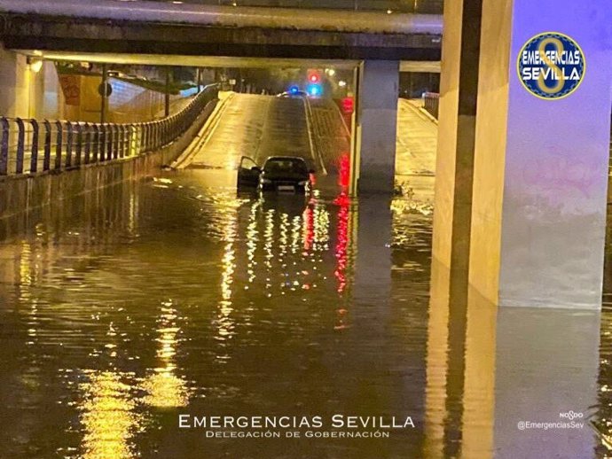 Imagen de uno de los túneles de Sevilla anegados de agua como consecuencia de las lluvias.