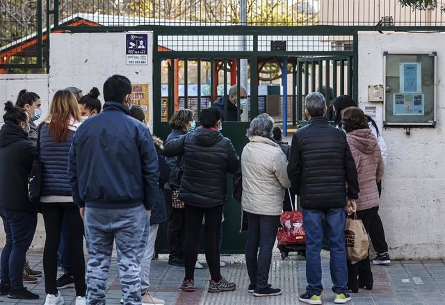Varios acompañantes de niños y niñas, en la entrada del colegio público CEIP Antonio Machado, a 15 de diciembre de 2021, en Valencia