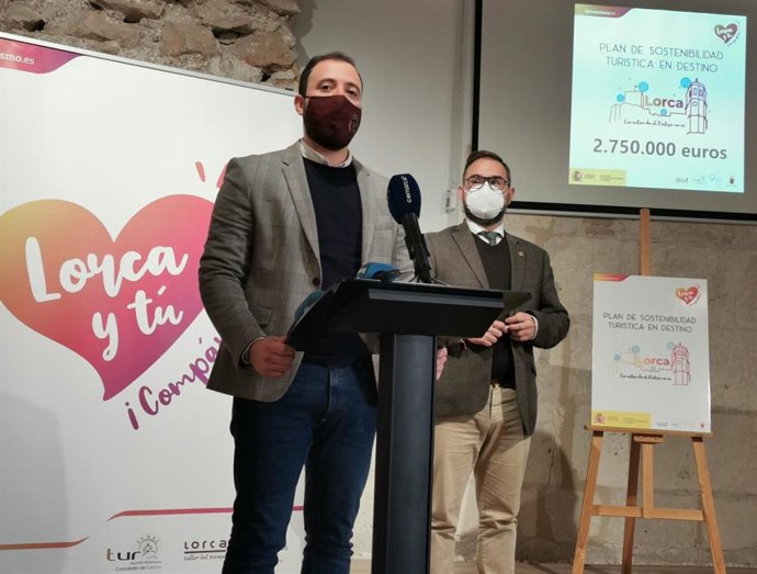 El alcalde de Lorca, Diego José Mateos, y el vicealcalde y concejal de Turismo, Francisco Morales, durante la rueda de prensa