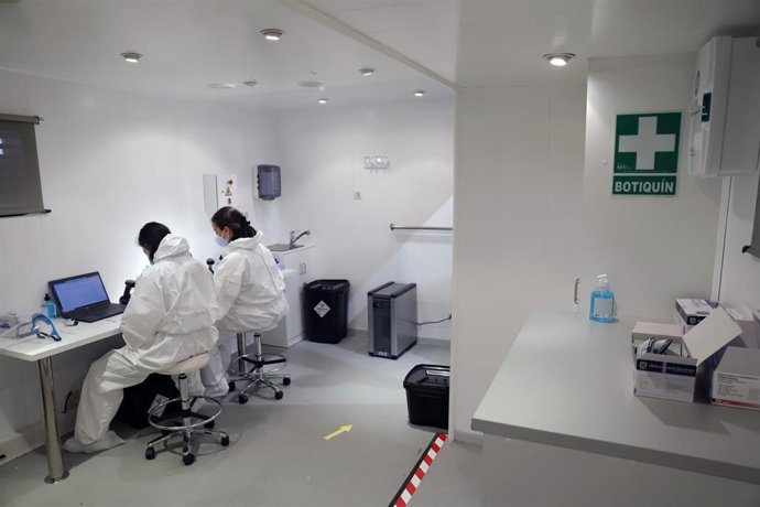 Archivo - Dos profesionales sanitarios en uno de los camiones para hacer test de antígenos de COVID-19