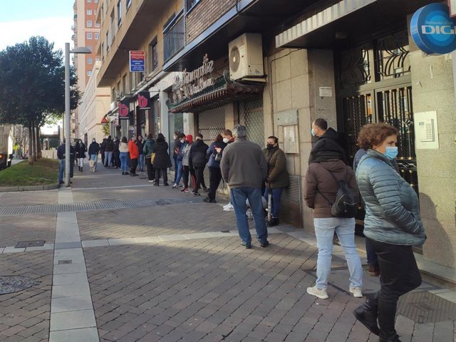 Cientos de personas esperan para el test de antígenos en el punto de detección covid de Salamanca.