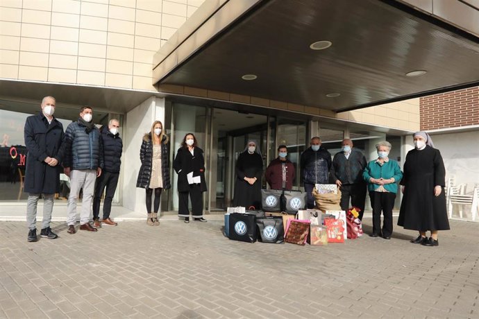 Trabajadores de Volkswagen Navarra donan regalos navideños en las Hermanitas de los Pobres.