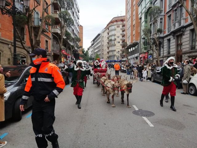 Desfile de Papá Noel en Oviedo.