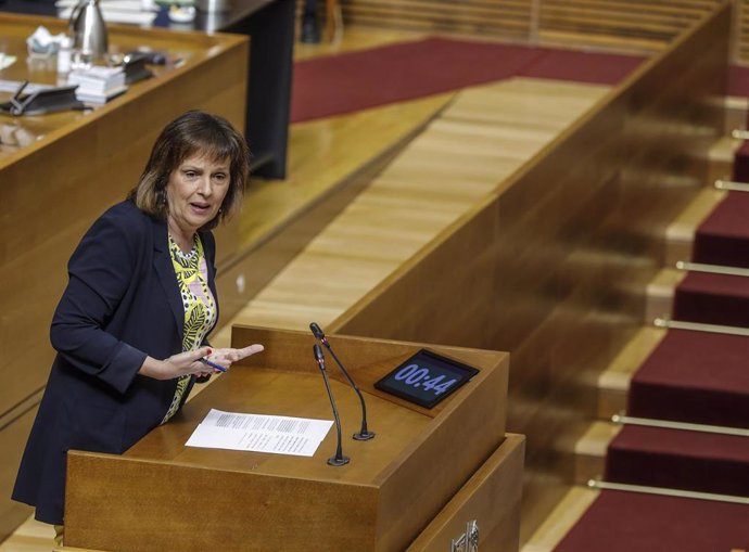 Archivo - La diputada socialista Carmen Martínez durante su intervención en una sesión ordinaria en Les Corts