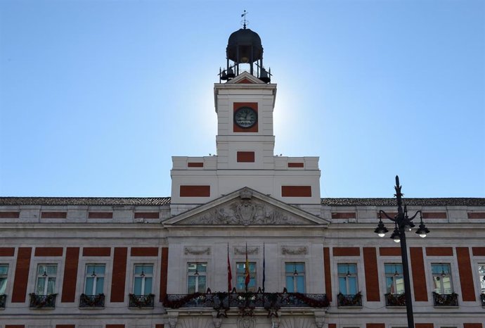 Reloj de la Puerta del Sol, que se prepara para dar las campanadas del próximo 31 de diciembre, en la Puerta del Sol.