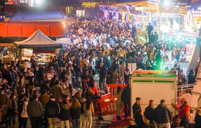 El muelle de las Delicias de Sevilla se ha iluminado de navidad con el parque de atracciones allí instalado donde familias enteras disfrutan de un ambiente navideño a la orilla del Guadalquivir.