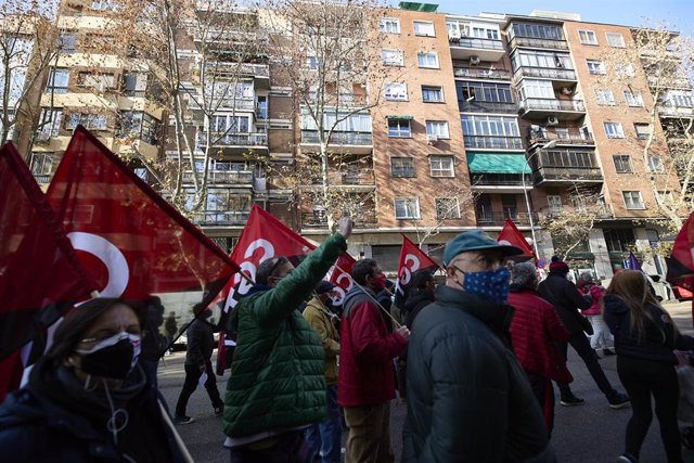 Varias personas sostienen banderas de CGT durante una manifestaciónen Madrid convocada por el sindicato
