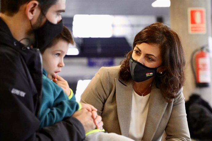La presidenta del Gobierno riojano, Concha Andreu, ha visitado hoy el dispositivo del Palacio de los Deportes destinado a la vacunación de la población infantil entre 5 y 11 años