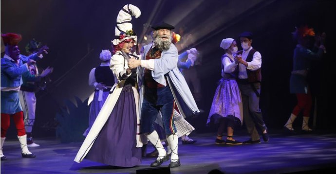 Imagen de un momento del espectáculo, con Olentzero y Mari Domingi bailando.