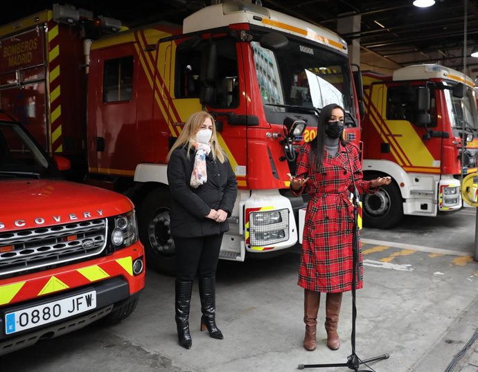La portavoz del Gobierno municipal y delegada de Seguridad y Emergencias, Inmaculada Sanz (i) y la vicealcaldesa de Madrid, Begoña Villacís.