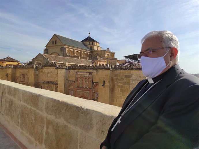 El obispo de Cordoba, Demetrio Fernández, en la terraza del Centro de Recepción de Visitantes, con la Mezquita-Catedral al fondo.