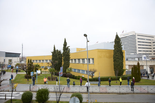 Vista general de las personas que esperan la cola en las inmediaciones del Hospital 12 de octubre