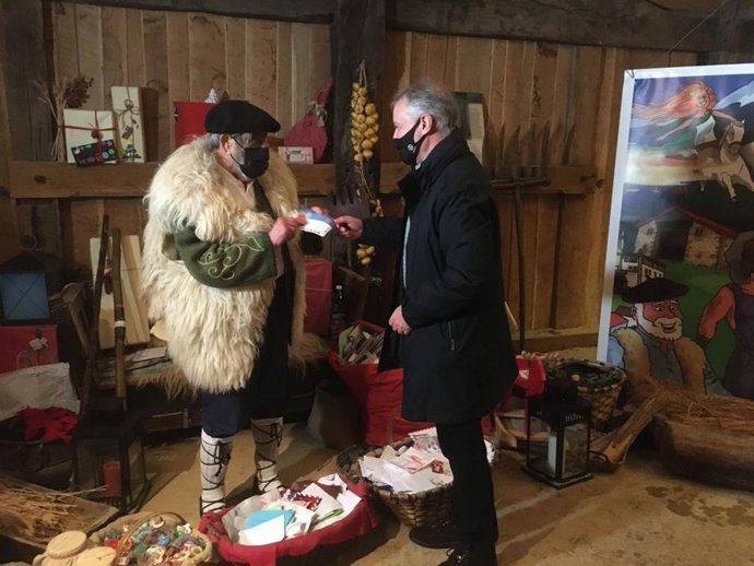 El lehendakari, Iñigo Urkullu, entrega una carta a Olentzero