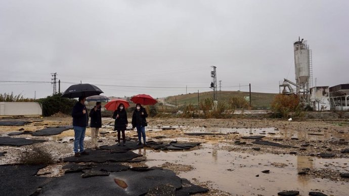 La presidenta del PP de Sevilla, Virginia Pérez, ha visitado Huévar del Aljarafe para comprobar in situ los daños ocasionados por el temporal de final de año.