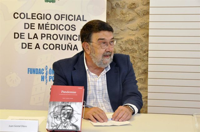 Archivo - El doctor y epidemiólogo Juan Gestal en la presentación de su libro 'Pandemias. Las epidemias que asolaron a la humanidad'.