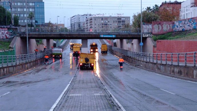 Actuación de Lipasam en uno de los pasos inferiores de Sevilla afectado por las lluvias.
