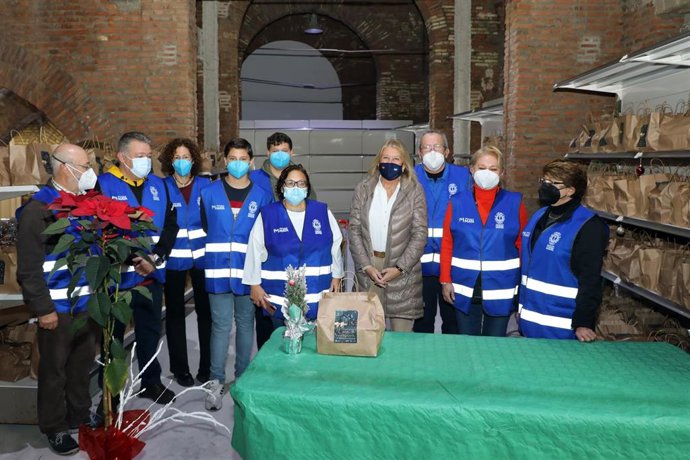 La alcaldesa de Marbella (Málaga), Ángeles Muñoz, visita la iniciativa 'Ninguna familia sin cena de Nochebuena'.