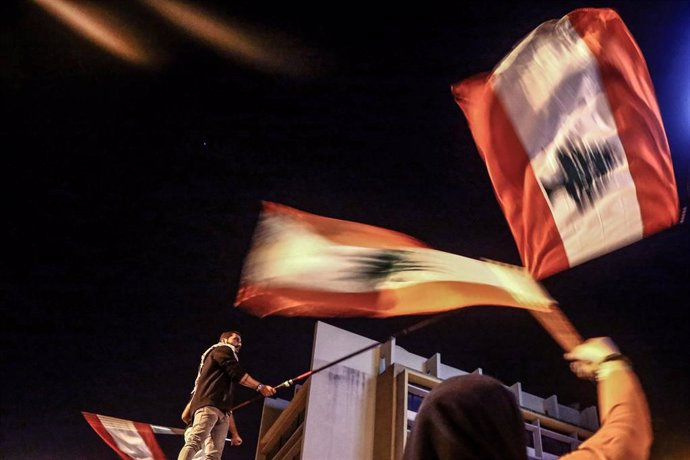 Archivo - Manifestantes antigubernamentales con banderas de Líbano en las protestas del domingo en Beirut