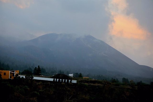 Gases expulsados por el volcán de Cumbre Vieja, a 23 de diciembre de 2021, en La Palma, Canarias (España). Los observables, tanto directos en superficie como procedentes de los sistemas de vigilancia, siguen corroborando los signos de agotamiento del proc