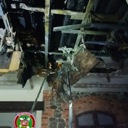 Destrozos causados por el fuego en una casona de Santullán (Castro Urdiales)